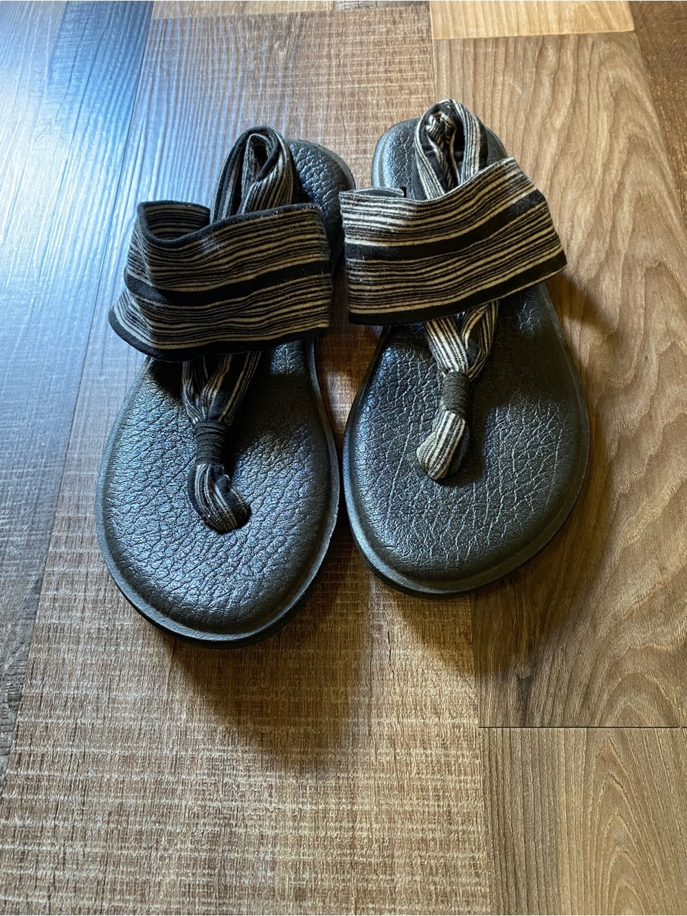 Sanuk Black and Striped Gray Elastic Strap Sandals